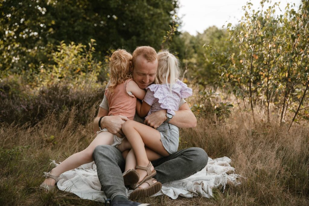 Papa omhelst twee dochters tijdens gezinsshoot op Ginkelse Heide in Ede