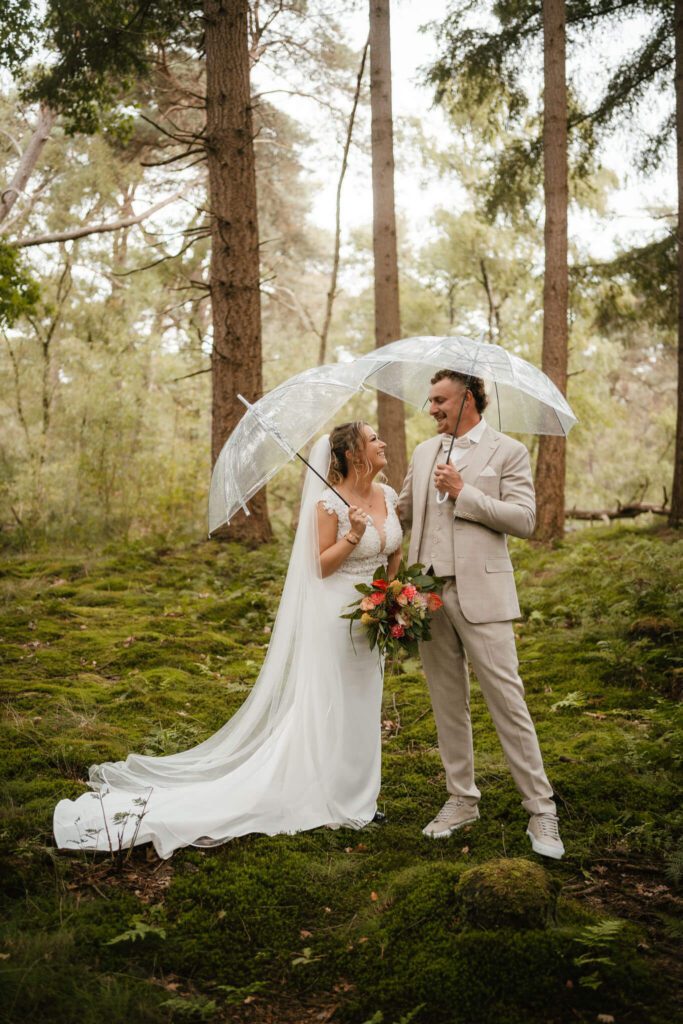 Bruidspaar in het bos van Lunteren voor trouwfotoshoot
